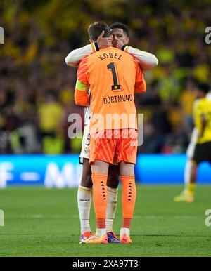 Jude Bellingham von Real Madrid spricht mit Borussia Dortmund Torhüter Gregor Kobel am Ende des Endspiels der UEFA Champions League im Londoner Wembley Stadium. Bilddatum: Samstag, 1. Juni 2024. Stockfoto