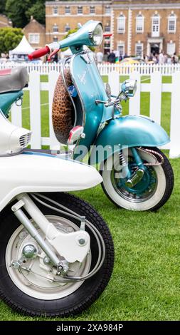 Vintage-Roller/Moped auf dem London Concours 2024 Stockfoto