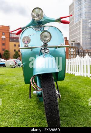 Vintage-Roller/Moped auf dem London Concours 2024 Stockfoto