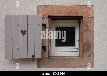 Goxwiller, Frankreich - 06 29 2023: Blick auf ein grafisches, farbenfrohes elsässisches Fenster mit offenem Holzladen in einer Straße von Goxwiller Stockfoto