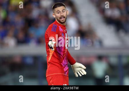 Bologna, Italien. Juni 2024. Guglielmo Vicario von Italien gibt Gesten während des Freundschaftsspiels zwischen Italien und Turkiye im Stadio Renato Dallara am 4. Juni 2024 in Bologna, Italien. Quelle: Marco Canoniero/Alamy Live News Stockfoto