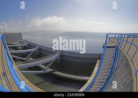 Bild über der Haringvlietdam Hochwasserbarriere in der Nähe der niederländischen Stadt Ouddorp vor einem bewölkten Morgenhimmel Stockfoto