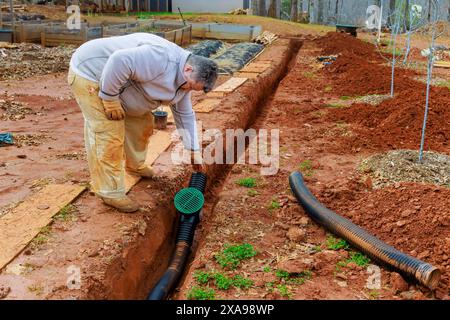 Ein Abflussrohr für Sturmabflüsse ist im Grabenabfluss zur Ableitung von Regenwasser installiert Stockfoto