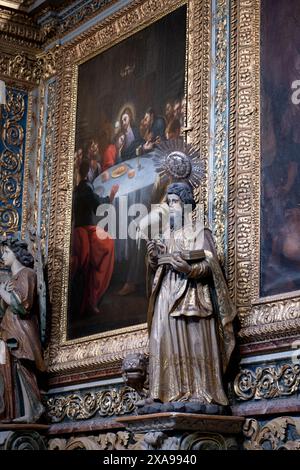 Religiöse Gemälde und Statuen in einer Kathedrale in Faro, der Hauptstadt der südportugiesischen Algarve. Der neoklassizistische Arco da Vil der Stadt Stockfoto