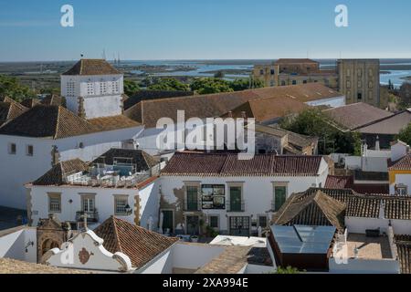 Blick von der Dachterrasse auf die Gebäude in Faro, der Hauptstadt der südportugiesischen Algarve. Der neoklassizistische Arco da Vila der Stadt befindet sich an der Stelle des Stockfoto