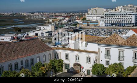 Blick von der Dachterrasse auf die Gebäude in Faro, der Hauptstadt der südportugiesischen Algarve. Der neoklassizistische Arco da Vila der Stadt befindet sich an der Stelle des Stockfoto