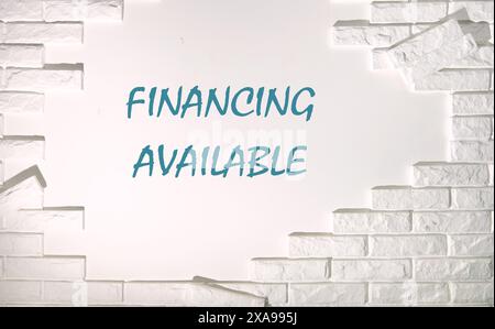 Geschäftskonzept. Wörter Finanzierung verfügbar Inschrift an der Wand ist mit Ziegeln ausgekleidet Stockfoto