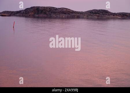 Die Purplie Momente nach Sonnenuntergang auf den Inseln im Flällbacka Archipel an der Westküste Schwedens. Stockfoto