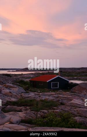 Einsames Haus Momente nach Sonnenuntergang auf der Insel im Flällbacka Archipel an der Westküste Schwedens. Stockfoto