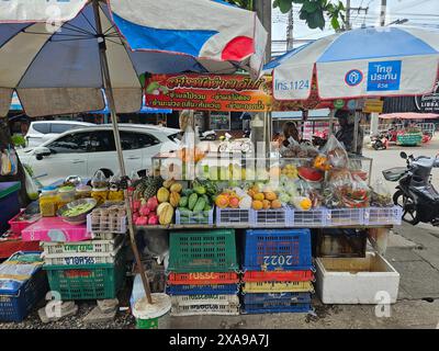 Udon Thani, Thailand - 05.06.2024: Obstmarkt auf der Straße in Thailand Stockfoto