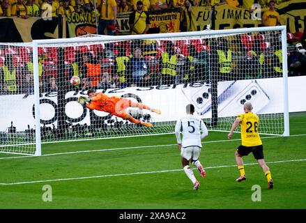 Borussia Dortmund Torhüter Gregor Kobel spart im Finale der UEFA Champions League im Wembley Stadium in London. Bilddatum: Samstag, 1. Juni 2024. Stockfoto