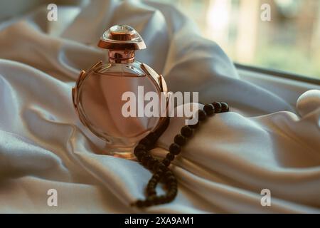 Eine Flasche Parfüm. Damen Eau de Parfum in schöner Rose Gold Flasche Stockfoto