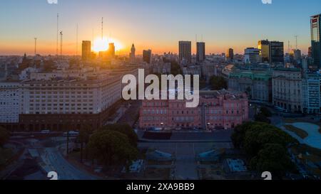 Buenos Aires, Argentinien, 2. Februar 2019: La Casa Rosada oder das Rosa Haus bei Sonnenuntergang, ist das Exekutivgebäude und Büro des Präsidenten von Argenti Stockfoto