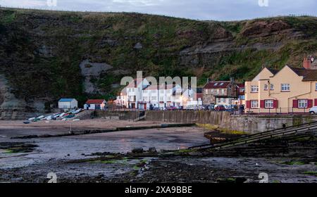 Sonnenlicht auf staithes Dorf bei Ebbe. Stockfoto