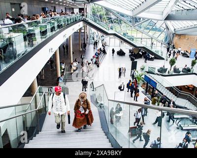 Bonn, Deutschland, Deutschland. Juni 2024. Eine bolivianische Cholita-Frau geht die Treppe im Inneren des Weltkonferenz-Zentrums in Bonn auf dem UN-Campus 60 hinauf. Dies ist das Vorgespräch vor der COP 29 in Baku, Aserbaidschan, das im November dieses Jahres stattfindet. Quelle: ZUMA Press, Inc./Alamy Live News Stockfoto