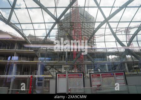 Hamburg, Deutschland. Juni 2024. Die Ruine des Elbturms ist von den Elbbrücken aus zu sehen. Quelle: Marcus Brandt/dpa/Alamy Live News Stockfoto