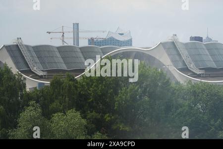 Hamburg, Deutschland. Juni 2024. Hinter den Hallen des Hamburger Großmarktes ist die Elbphilharmonie zu sehen. Quelle: Marcus Brandt/dpa/Alamy Live News Stockfoto