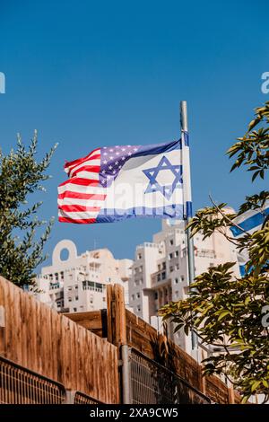 Die israelische amerikanische Freundschaftsflagge schmeichelt im Wind. Hybridflagge als Symbol der vereinigung zwischen Israel und den USA Stockfoto