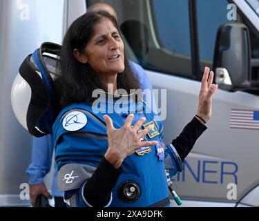 Kennedy Space Center, Florida, USA. 5. Juni 2024. Der NASA-Astronaut Suni Williams spricht mit seinen Familienmitgliedern, nachdem er am Mittwoch, den 5. Juni 2024, das Operations and Checkout Building im Kennedy Space Center, Florida, verlassen hatte. Williams wird das Boeing Starliner-Raumschiff auf seinem ersten bemannten Flug zur Internationalen Raumstation fliegen. Foto: Joe Marino/UPI Credit: UPI/Alamy Live News Stockfoto