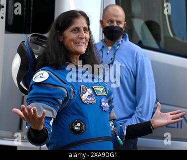 Kennedy Space Center, Florida, USA. 5. Juni 2024. Der NASA-Astronaut Suni Williams spricht mit seinen Familienmitgliedern, nachdem er am Mittwoch, den 5. Juni 2024, das Operations and Checkout Building im Kennedy Space Center, Florida, verlassen hatte. Williams wird das Boeing Starliner-Raumschiff auf seinem ersten bemannten Flug zur Internationalen Raumstation fliegen. Foto: Joe Marino/UPI Credit: UPI/Alamy Live News Stockfoto