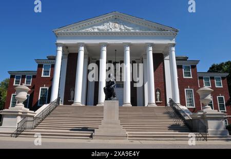 Ein Original-Casting von Auguste Rodins The Thinker befindet sich vor der Grawemeyer Hall auf dem Hauptcampus Belknap der University of Louisville. Stockfoto