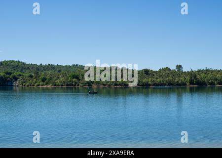 Fischer auf einem Elektroboot in Gorges du Verdon, Südfrankreich, perfektes Ziel für Entspannung und verschiedene Aktivitäten Stockfoto