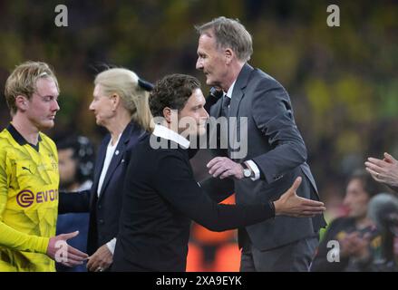 firo: 01.06.2024, Fußball, UEFA CHAMPIONS LEAGUE, Saison 2023/2024, UCL, CL, final, final, BVB, Borussia Dortmund - Real Madrid 0:2 (LR) Edin Terzic Cheftrainer von Borussia Dortmund enttäuscht und Hans Joachim Watzke Präsident von Borussia Dortmund während der Siegerehrung des Ceromeny Awards Stockfoto