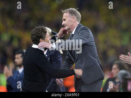 firo: 01.06.2024, Fußball, UEFA CHAMPIONS LEAGUE, Saison 2023/2024, UCL, CL, final, final, BVB, Borussia Dortmund - Real Madrid 0:2 (LR) Edin Terzic Cheftrainer von Borussia Dortmund enttäuscht und Hans Joachim Watzke Präsident von Borussia Dortmund während der Siegerehrung des Ceromeny Awards Stockfoto