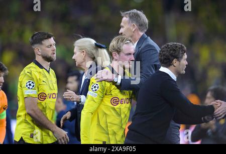 firo: 01.06.2024, Fußball, UEFA CHAMPIONS LEAGUE, Saison 2023/2024, UCL, CL, final, final, BVB, Borussia Dortmund - Real Madrid 0:2 (LR) Niclas Fullkrug Julian Brandt von Borussia Dortmund enttäuscht und Hans Joachim Watzke Präsident von Borussia Dortmund und Cheftrainer Edin Terzic während der Siegerehrung Stockfoto