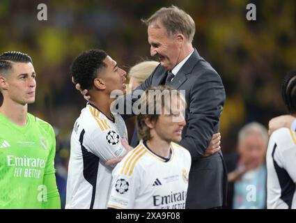 firo: 01.06.2024, Fußball, UEFA CHAMPIONS LEAGUE, Saison 2023/2024, UCL, CL, final, final, BVB, Borussia Dortmund - Real Madrid 0:2 (LR) Jude Bellingham von Real Madrid und Hans Joachim Watzke Präsident von Borussia Dortmund während der Preisverleihung Stockfoto