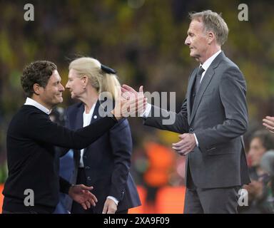 firo: 01.06.2024, Fußball, UEFA CHAMPIONS LEAGUE, Saison 2023/2024, UCL, CL, final, final, BVB, Borussia Dortmund - Real Madrid 0:2 (LR) Edin Terzic Cheftrainer von Borussia Dortmund enttäuscht und Hans Joachim Watzke Präsident von Borussia Dortmund während der Siegerehrung des Ceromeny Awards Stockfoto