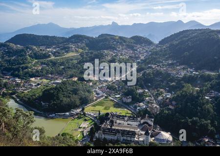 Blick von Petropolis mit dem von oben, mit dem Quitandinha Palace. Petropolis, Rio de Janeiro, Brasilien. Stockfoto