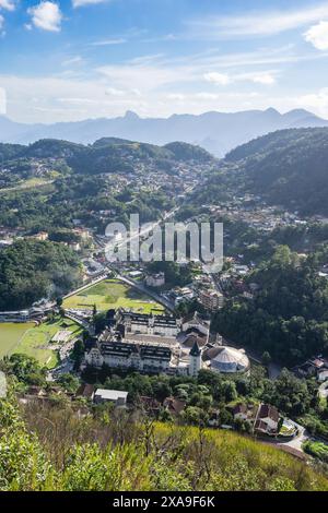 Blick von Petropolis mit dem von oben, mit dem Quitandinha Palace. Petropolis, Rio de Janeiro, Brasilien. Stockfoto