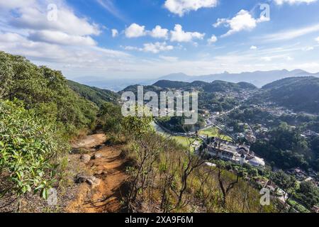 Blick von Petropolis mit dem von oben, mit dem Quitandinha Palace. Petropolis, Rio de Janeiro, Brasilien. Stockfoto