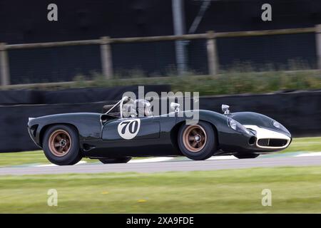 Steve Seaman beim 1966 Lola-Chevrolet T70 Spyder während des Surtees Trophy Rennens beim Goodwood 81st Members Meeting 2024 in Sussex, Großbritannien. Stockfoto