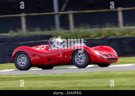 Simon Ashworth 1963 in seiner Marina Rolls-Royce während des Surtees Trophy-Rennens beim Goodwood 81st Members Meeting 2024 in Sussex, Großbritannien. Stockfoto