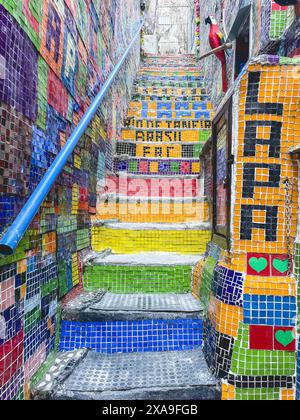 Wunderschöne Treppen mit Farben in Lapa, Rio de Janeiro, Brasilien. Mai 2024. Stockfoto