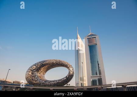 Dubai, VAE - 16. Januar 2024: Dubai Museum of the Future from sheikh zayed Road. Modernes futuristisches Museum nach dem Entwurf des Architekten Shaun Stockfoto