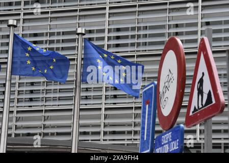 5. Juni 2024, Belgien, Brüssel: Baustellenschilder auf einer Baustelle vor der EU-Kommission. Foto: Marek Majewsky/dpa-Zentralbild/dpa Stockfoto