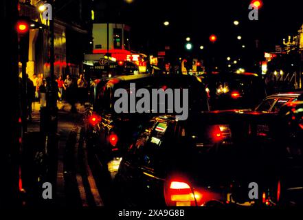 Londoner Theater Shaftesbury Avenue, Theaterbesucher, Leute, die nach der Vorstellung herauskommen, das Westend. London, England um 1994. HOMER SYKES AUS DEN 1990ER JAHREN Stockfoto