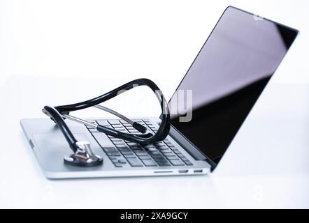 Computer- und Datenanalysekonzept. Stethoskop über einem Laptop Stockfoto