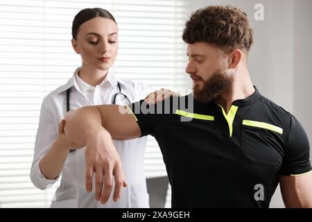 Sportverletzung. Arzt untersucht die Schulter des Patienten im Krankenhaus Stockfoto