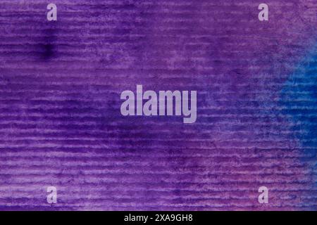 Abstrakter Hintergrund: Nahaufnahme von gestreiftem Aquarellpapier, gemalt mit violetten und blauen Farben Stockfoto