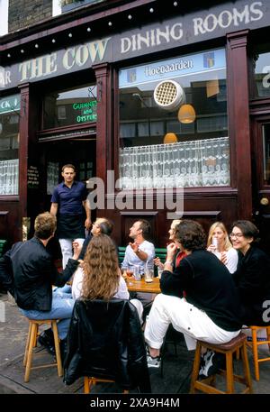 Die Kuh, Notting Hill, London. In einem trendigen, modischen Restaurant in der Pub-Bar genießen die Einheimischen samstags mittags einen Drink. 1999 1999 HOMER SYKES Stockfoto