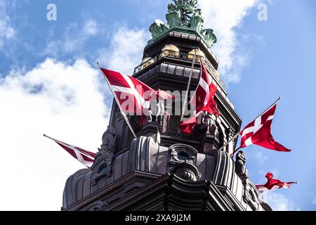 Die dänische Flagge flattert auf dem Turm der Burg Christiansborg, dem dänischen Parlamentsgebäude in Kopenhagen. Folketinget feiert den 175. Jahrestag der ersten dänischen Verfassung am Mittwoch, den 5. Juni 2024. Sie beginnt mit einem Gottesdienst in der Holmens-Kirche, gefolgt von einer offiziellen Feier in Landstingssalen, Christiansborg. Beide Veranstaltungen werden von Mitgliedern der königlichen Familie, einschließlich HM der König und die Königin, Mitgliedern von Folketinget und anderen offiziellen Vertretern besucht. Kopenhagen Innenhof Dänemark Copyright: XKristianxTuxenxLadegaardxBergx 2E6A6567 Stockfoto