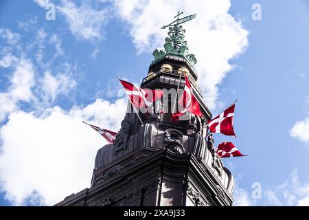 Die dänische Flagge flattert auf dem Turm der Burg Christiansborg, dem dänischen Parlamentsgebäude in Kopenhagen. Folketinget feiert den 175. Jahrestag der ersten dänischen Verfassung am Mittwoch, den 5. Juni 2024. Sie beginnt mit einem Gottesdienst in der Holmens-Kirche, gefolgt von einer offiziellen Feier in Landstingssalen, Christiansborg. Beide Veranstaltungen werden von Mitgliedern der königlichen Familie, einschließlich HM der König und die Königin, Mitgliedern von Folketinget und anderen offiziellen Vertretern besucht. Kopenhagen Innenhof Dänemark Copyright: XKristianxTuxenxLadegaardxBergx 2E6A6572 Stockfoto