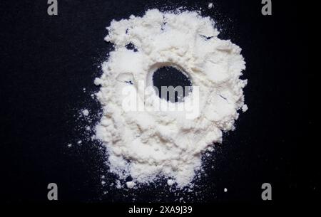 Stapel weißes Mehl, isoliert mit einem Loch in der Mitte. Grafikressource Stockfoto