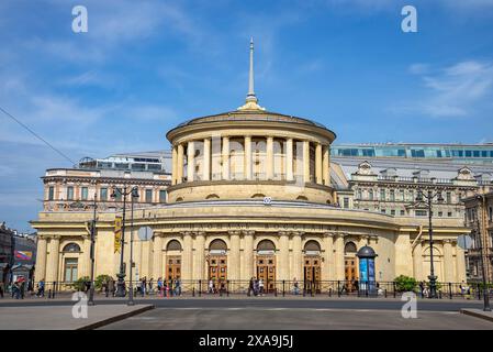 SANKT PETERSBURG, RUSSLAND - 2. JUNI 2024: Die Bodenlobby der U-Bahn-Station Ploschtschad Wosstaniya. St. Petersburg Stockfoto