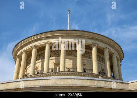 ST. PETERSBURG, RUSSLAND - 02. JUNI 2024: Fragment des Gebäudes der U-Bahn-Station „Ploschtschad Vosstaniya“. Sankt Petersburg Stockfoto