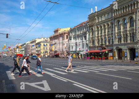 SANKT PETERSBURG, RUSSLAND - 2. JUNI 2024: Newski Prospekt an einem sonnigen Sommertag. Sankt Petersburg Stockfoto